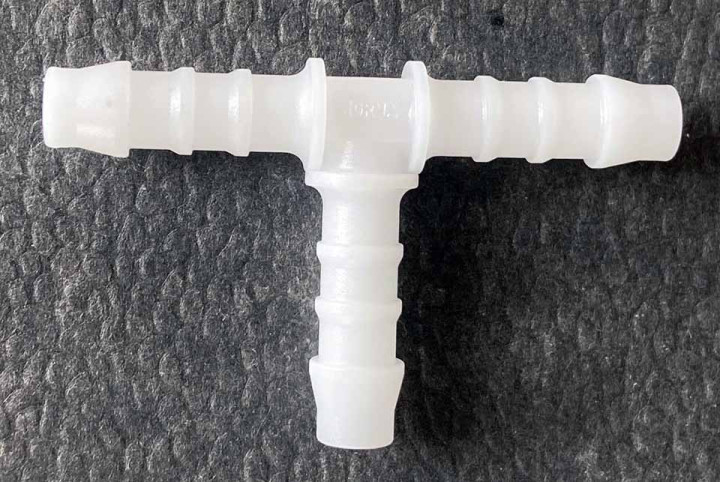 Тройник Т-тип 4х4х4мм пластик системы охлаждения LU102914 Тройник Т-тип 4х4х4мм пластик системы охлаждения LU102914