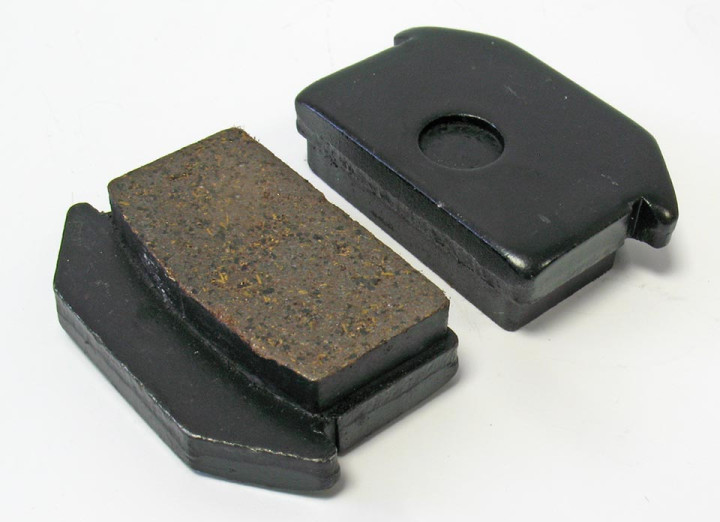 Колодка тормозная (внутренняя) 1 шт. (см.в составе - LU091324) снегоход Stels Капитан LU091694 Колодка тормозная (внутренняя) 1 шт. (см.в составе - LU091324) снегоход Stels Капитан LU091694