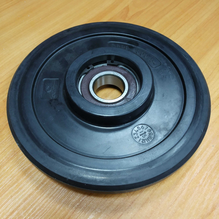 Ролик обрезиненный узкий D165 мм Стелс Росомаха Викинг в сборе 293000-800-0000 JU048299